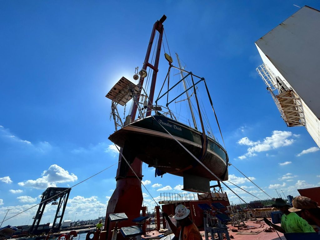 Bateau sur une grue